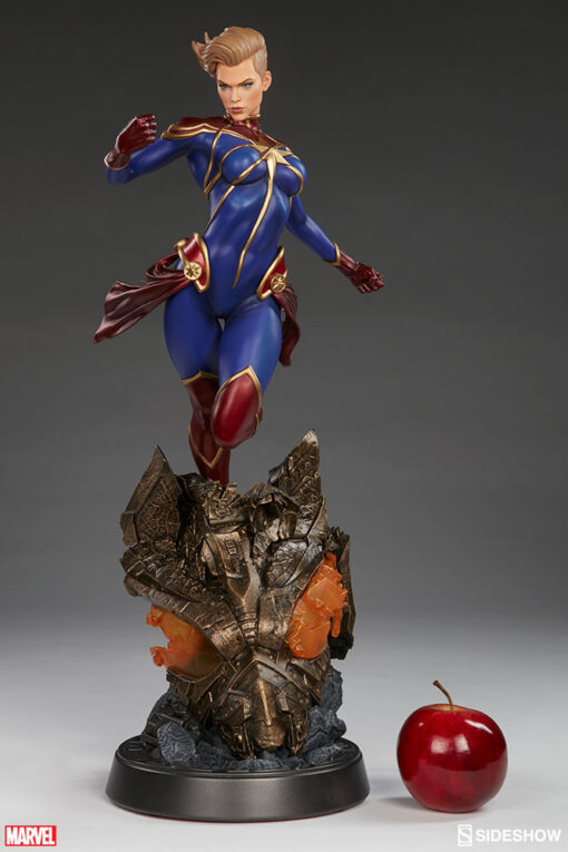 Captain Marvel Premium Format™ Figure by Sideshow Collectibles COLLECTOR EDITION LIMITED EDITION - Image 3