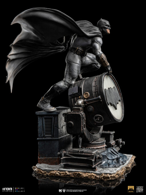 Statue Batman on Batsignal (Deluxe) - Zack Snyder`s Justice League - Art Scale 1/10 - Iron Studios - Image 11
