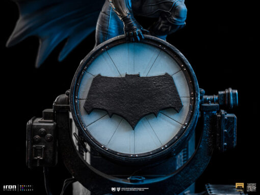 Statue Batman on Batsignal (Deluxe) - Zack Snyder`s Justice League - Art Scale 1/10 - Iron Studios - Image 8