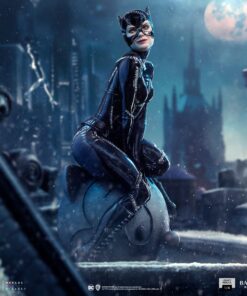 CATWOMAN Legacy Replica 1/4 Statue By Iron Studios - Image 4