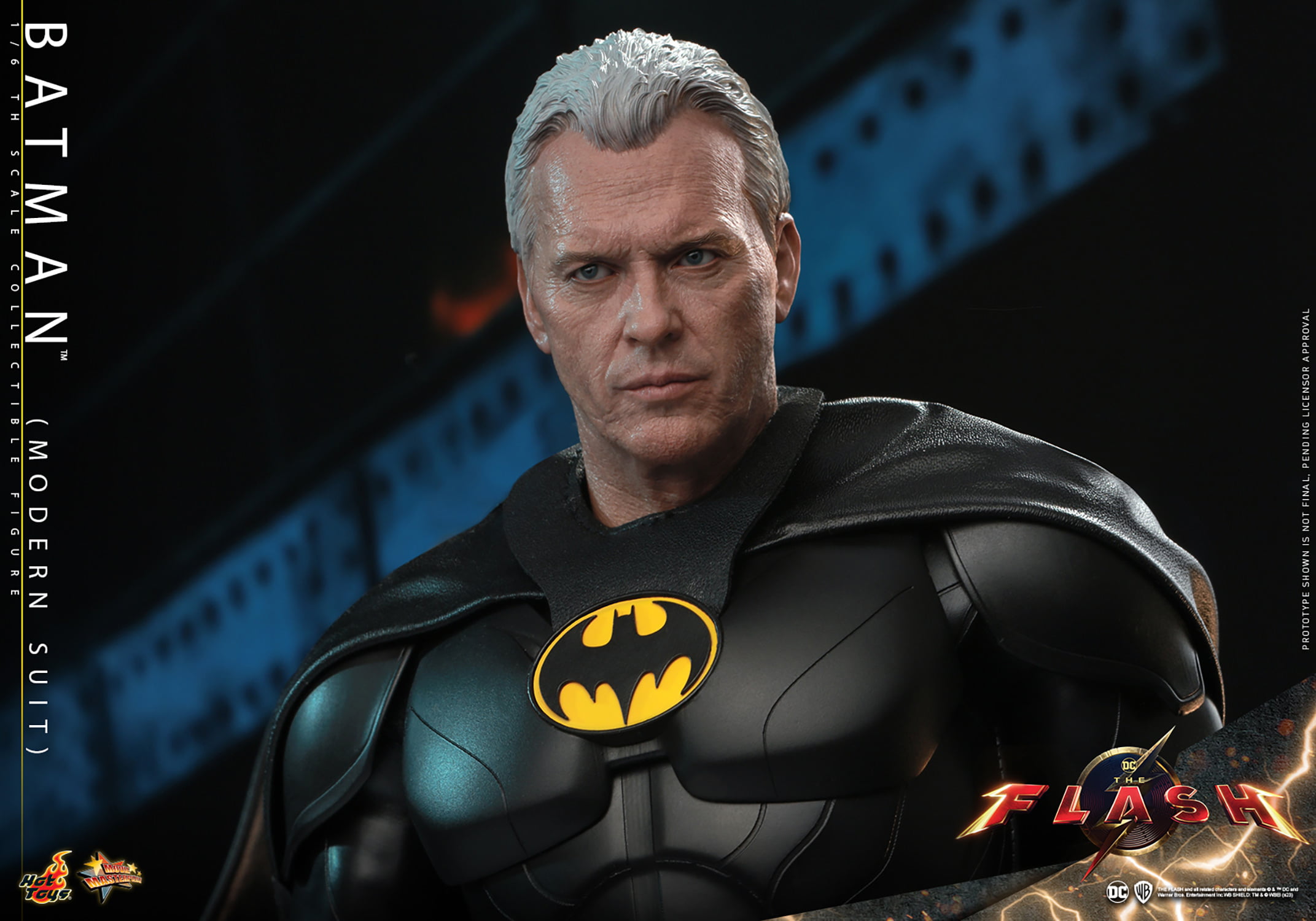 Batman (Modern Suit) 1/6 Figure By Hot Toys - Image 10