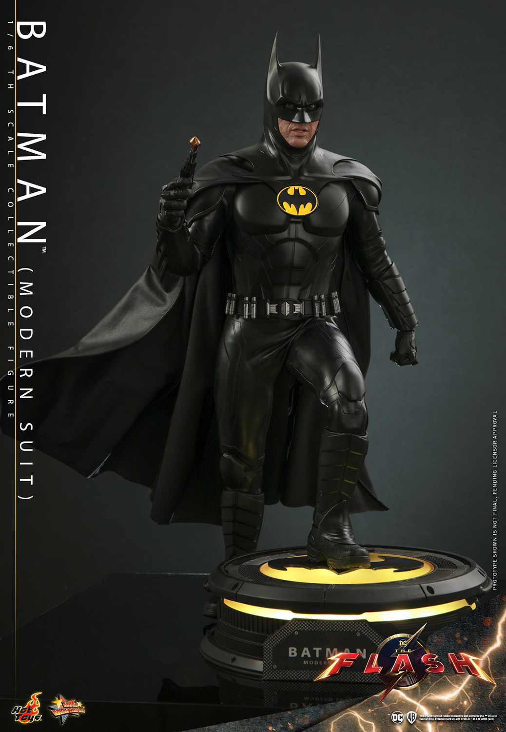 Batman (Modern Suit) 1/6 Figure By Hot Toys - Image 5