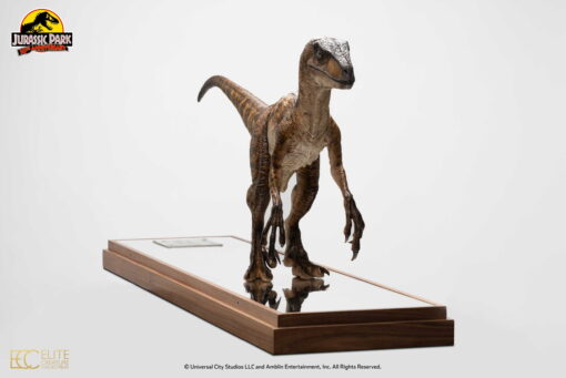"Clever Girl" Velociraptor Maquette Reproduction WITH ACRYLIC CASE - By ECC - Image 4