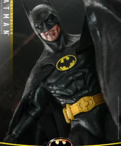 Batman (Deluxe Version) Sixth Scale Figure by Hot Toys - Image 4