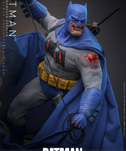 Batman™ (Battle Damaged Version) Sixth Scale Figure - Hot Toys - Image 6