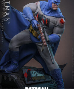 Batman™ (Battle Damaged Version) Sixth Scale Figure - Hot Toys - Image 4