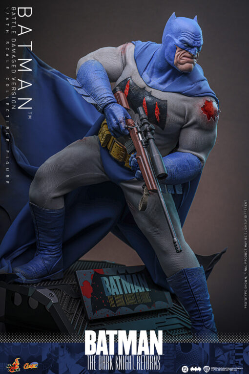 Batman™ (Battle Damaged Version) Sixth Scale Figure - Hot Toys - Image 4